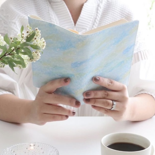 やさしい色のブックカバー・マグカップセット　こんぺいとうの森からの贈りもの